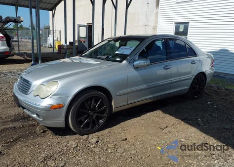 2004 Mercedes-Benz C 240 4Matic z USA, uszkodzony, nr VIN WDBRF81J54F546239